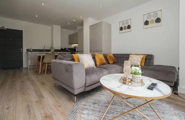 Modern 2-Bedroom Apartment in the Center of Solihull