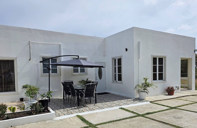 Modern 2 bedroom apartment.. 10 minute walking distance from the beach.