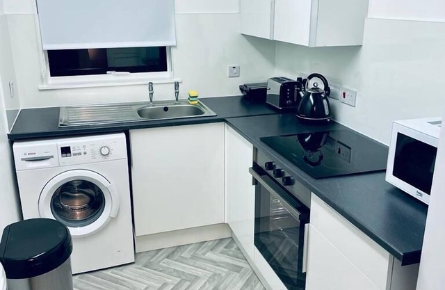 Modern 2 Bedroom Apartment With Free Parking
