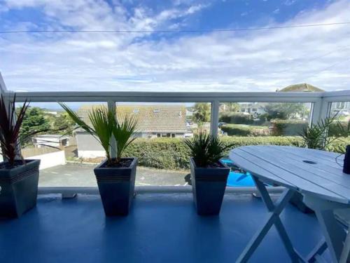 Modern 2 Bedroom apartment close to Porth Beach