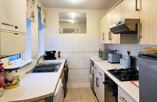 Modern 2 Bedroom Flat Near Train & Bus stations & near beach