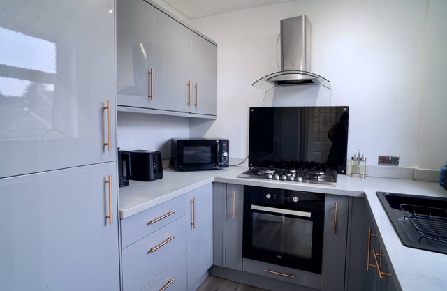 Modern 2 Bedroom Home in Edinburgh, Free Parking