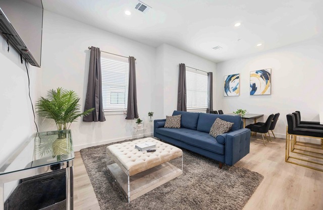 Modern 2-Bedroom Home Minutes from Downtown Houston