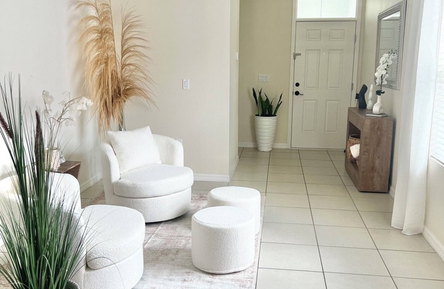 Modern 2-bedroom house located 1 mile from restaurants and retail stores.