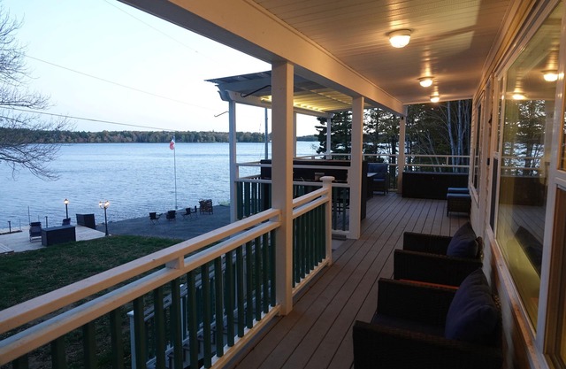 Modern 2-bedroom lakefront cottage