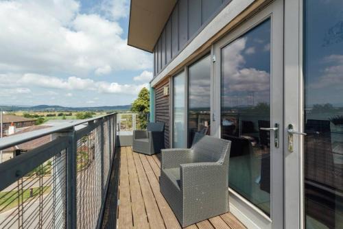 Modern 2 bedroom penthouse with free parking