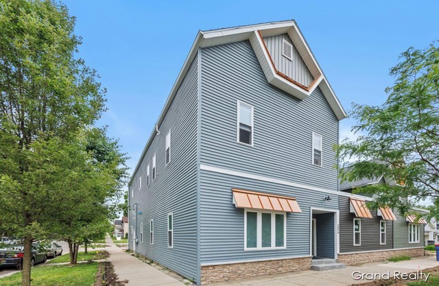 Charming 2-bedroom with AC, WiFi, Laundry room - 2 minutes from downtown!