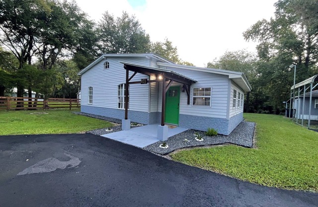 Modern 2-bedroom waterfront home near Manatee Haven with kayaks