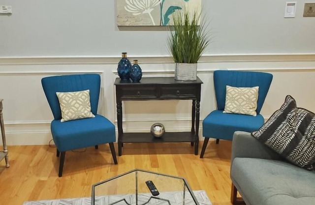 Modern 2 BR, 1BA Near Convention Center & Seaport