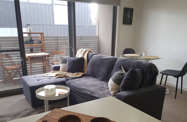 Modern 2 BR Apartment - 4 Beds - near Latrobe Uni & Hospitals. Secure Parking.