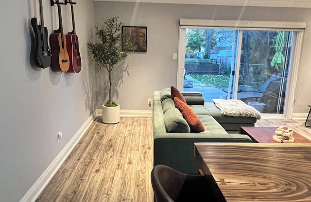 Modern 2 BR Cozy house on Main Floor
