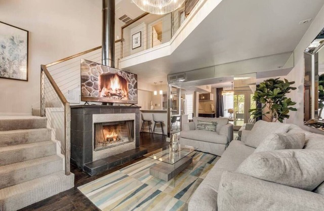 Modern 2-story loft condo with pool view, luxury amenities, and prime Dallas location.
