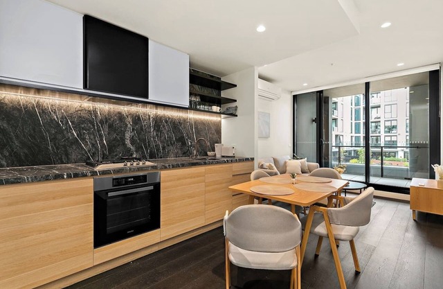 Modern 2Bed Apt Parking West Mel