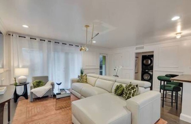 Modern 2BR, 2BA luxury condo in central Dallas with private patio, designer interiors, and access to award-winning courtyard retreat.