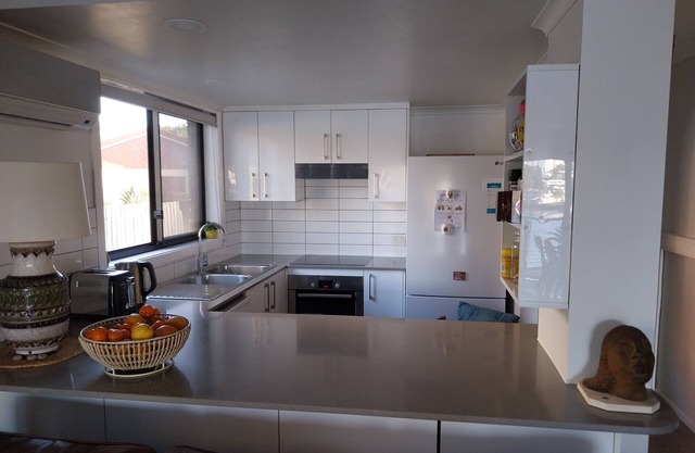 Modern 2BR/2BA Oasis - Minutes from Burleigh Heads Beach.
