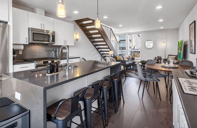 Modern 2BR + 2BA Townhome - Eastlake/Lake Union