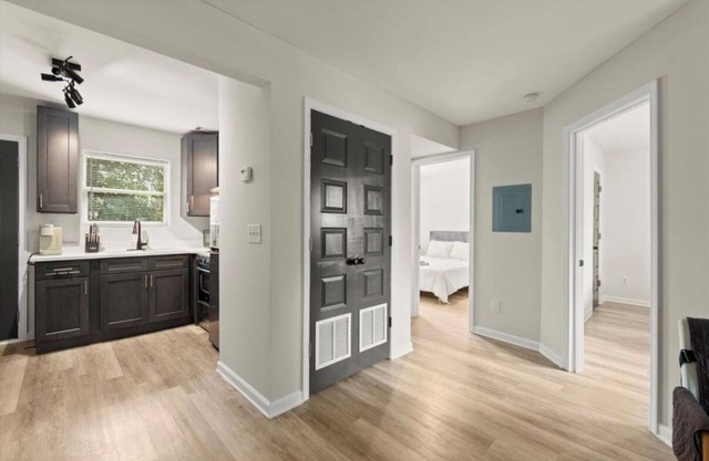 Modern 2BR Apartment in Summerhill Near Stadium, Universities & Downtown