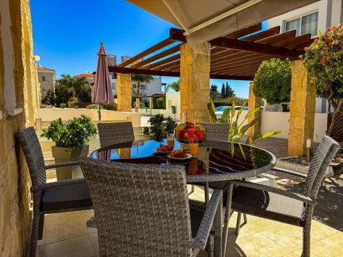 Modern 2BR Apartment with Pool, Veranda & Garden in Paphos