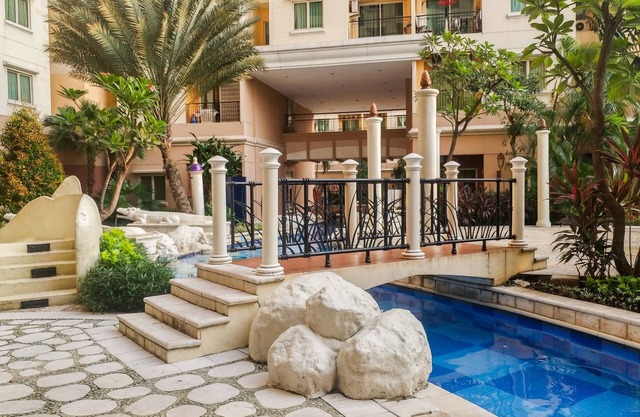 Modern 2BR at City Home Apartment with Sofa Bed near MOI