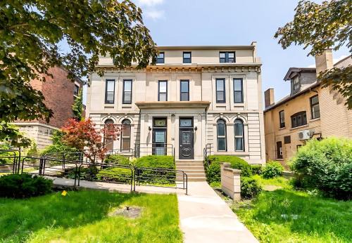 Modern 2BR Condo - Centrally Located Downtown