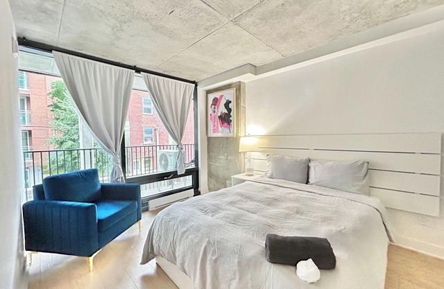 Modern 2BR Condo in Griffintown – Stylish & Convenient