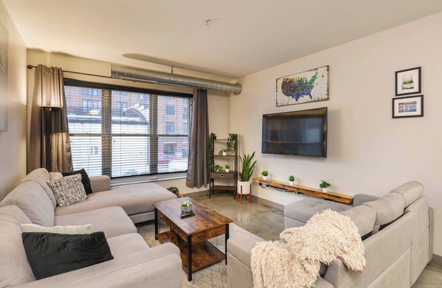 Modern 2BR Condo w/ Parking | Heart of Short North