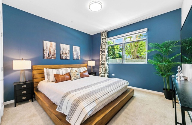 Modern 2BR + Den ,2 king and 1 Queen beds w/ Pool & 2 Baths Sleeps 4–6