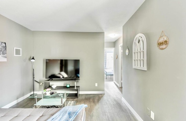 Modern 2BR - King Bed Apartment - PRIME Location