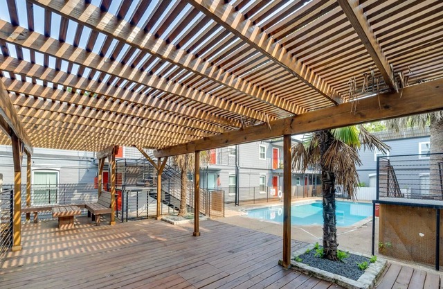 Modern 2BR Near UT Hyde Park Evonify