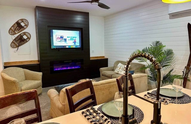 Modern 2BR Retreat in Harbor Springs MI