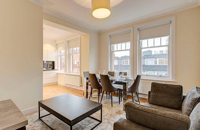 Modern 3 Bed Apartment next to the Park