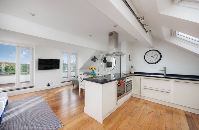 Modern 3 Bed Apartment - Parking