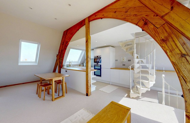 Modern 3 Bed Duplex near Stamford Brook Station