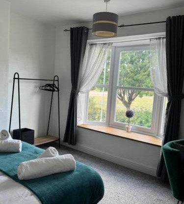 Modern 3-Bed Family Home Sleeps 6 Fast- Wi-Fi Free-Parking- Private Patio
