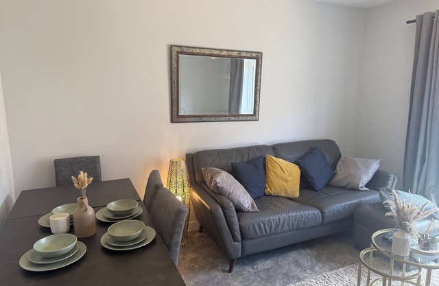 Modern 3-Bed | Free Parking | 4 Beds |