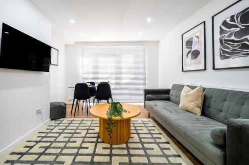 Modern 3 Bed Home, Near Etihad Stadium