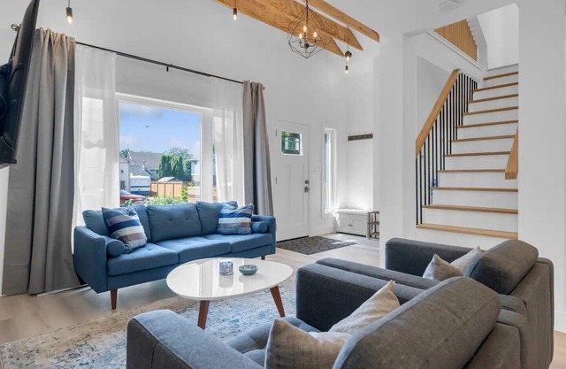 Modern 3 bed house, steps from beach and minutes from wineries. Pet friendly!
