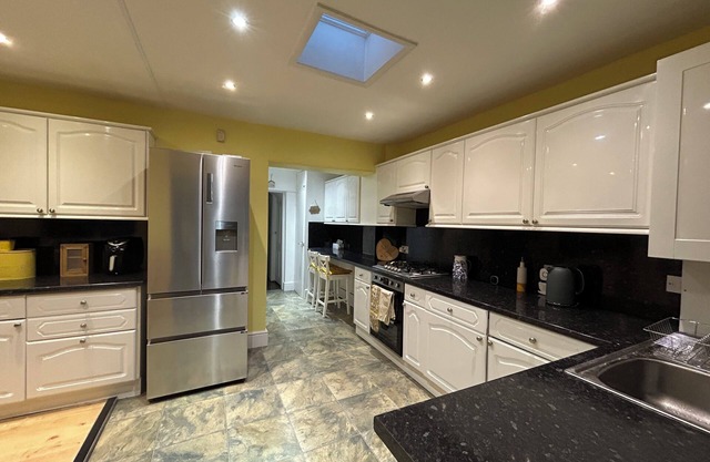 Modern 3 Bed House. Free parking. Great transport links. Close to the O2