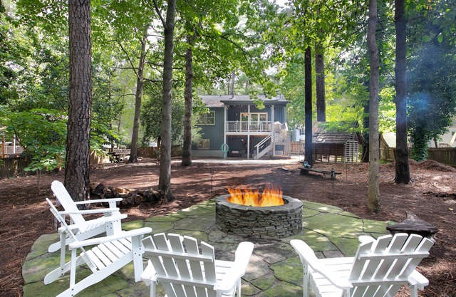 Modern 3-Bed Raleigh Home, Minutes to NCSU & Downtown, Large Backyard + Firepit