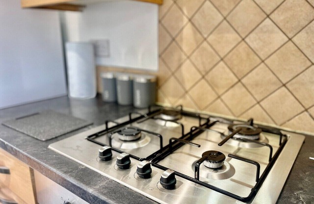 Modern 3 Bed Romford Home (Free Parking)