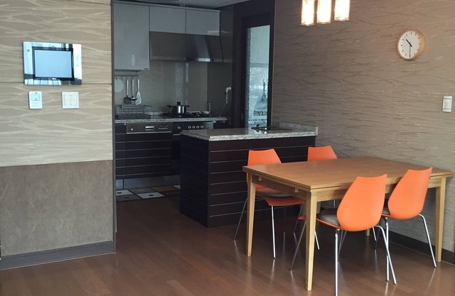 Modern 3-bed room apartment with river view