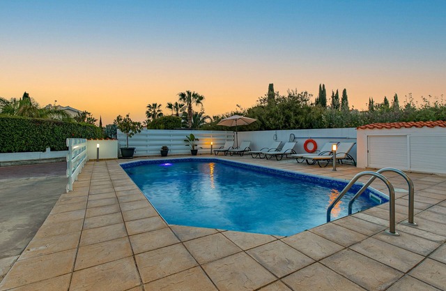 Hermosa villa independiente con piscina climatizada orientada al sur ** 4 minutos a pie de playa