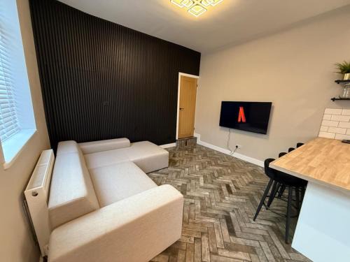Modern 3 Bed, Walk to Train Town