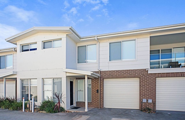 Modern 3 bedroom townhouse 750m to the beach and foreshore in Lake Illawarra