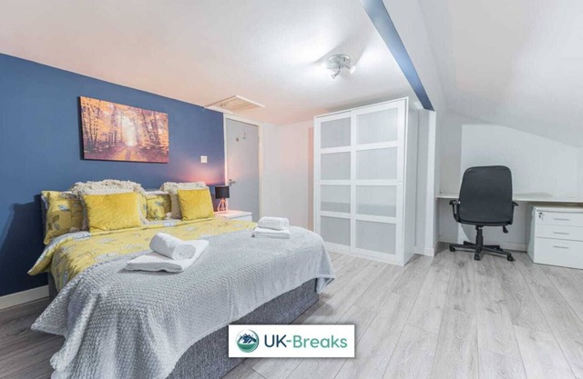 Modern, 3 bedroom, 2nd floor apartment. 24hr check-in. Fast Wi-fi