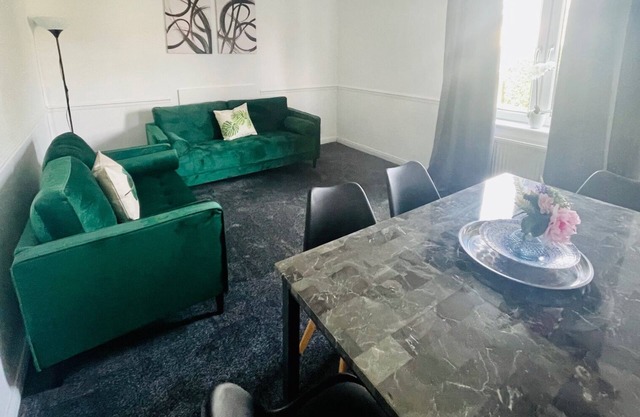 Modern 3 bedroom apartment with private driveway