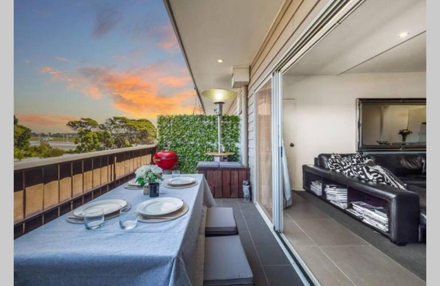 Modern 3 bedroom apartment, beach, surf & shops