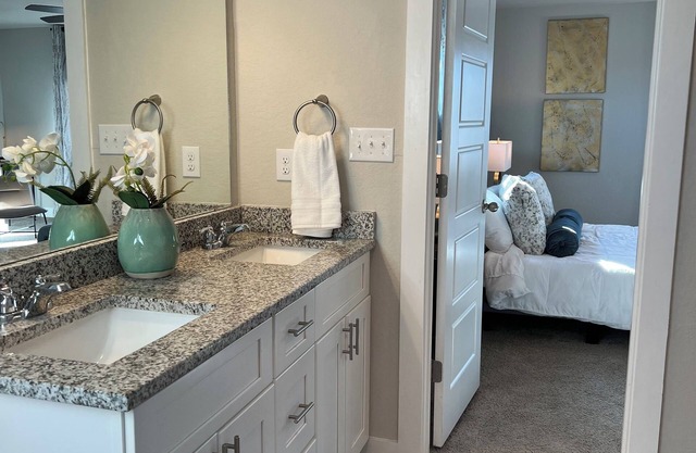Modern 3-bedroom House Features 3 Ensuite Baths, Close to Alamo Heights