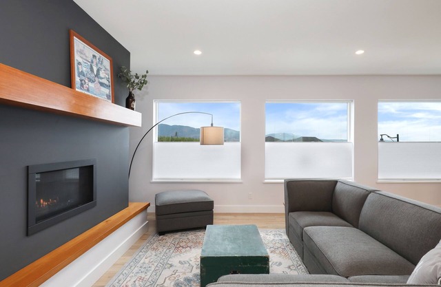 Modern 3 Bedroom Home with Indoor Fireplace