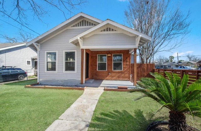 Modern 3 bedroom home 2 mi from Downtown-Alamodome